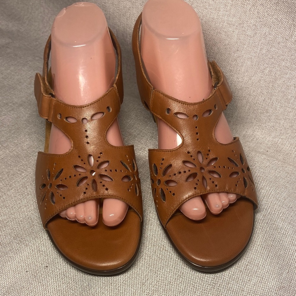SAS Sunburst heel strap sandals in chestnut leather. Size 10,5M. New.